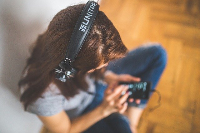 girl listening to an audiobook