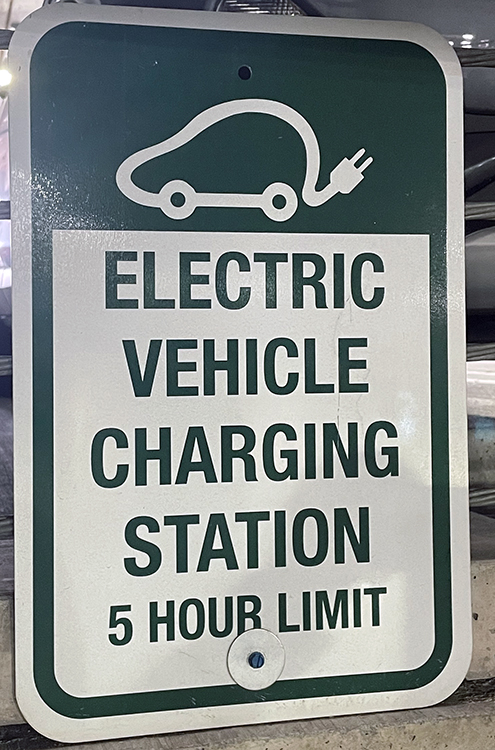 Placard showing electric vehicle charging available